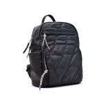 Mochila color beige con diseño acolchado en forma de rombos. Tiene un bolsillo frontal con cierre, un bolsillo lateral abierto y un compartimento principal con cierre. Las correas son ajustables y tiene un asa superior.