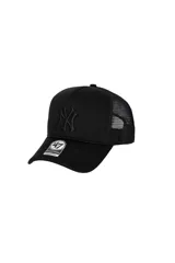 Gorra tipo trucker de la marca 47, color negro, con el logo de los New York Yankees bordado en el frente en tono sobre tono. Presenta panel frontal estructurado y paneles traseros de malla transpirable con cierre ajustable.