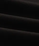 Pantalón de sastrería negro de corte recto y tiro alto, con bolsillos laterales tipo faca y cintura estructurada con pasadores. Confeccionado en mezcla de poliéster, viscosa y elastano.