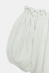 Vestido midi confeccionado en lino 100%, con escote recto elástico estilo hombros descubiertos, mangas abullonadas y detalle de pliegues en la cintura. Cuenta con bolsillos laterales ocultos y bajo asimétrico.