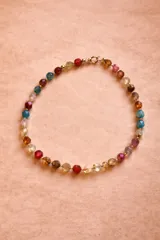 Collar de piedras semipreciosas facetadas en forma hexagonal, con cierre bañado en oro 18k.