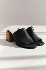 Sueco negro de cuero con taco de madera.