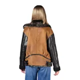 Campera estilo aviador con cuerpo de gamuza sintética color marrón y mangas de cuero sintético negro. Presenta cuello con solapas de piel sintética, interior forrado en corderito y cierre frontal con cremallera.