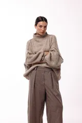 Pantalon de corte amplio y silueta relajada, color chocolate, con cintura alta, pinzas delanteras y bolsillos laterales.