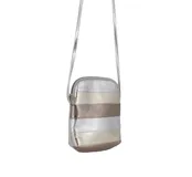 Bandolera pequeña de cuero metalizado con base peltre o plata. Combinación de tres tonos metalizados: plata, peltre y platino. Correa regulable y bolsillo interior.