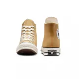 Championes Converse Chuck 70 Hi color beige con cordones blancos y suela de goma blanca.