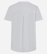 Remera deportiva de manga corta con cuello redondo, confeccionada en poliamida y elastano. Presenta un diseño liso con detalle de recorte en la espalda.