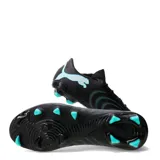 Championes de fútbol Puma Future 9 Match Fusion FG/AG, de color negro con detalles en celeste, diseñados para ofrecer agilidad y control en cancha.