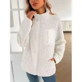 Campera de corderito color blanco, con cuello alto, cierre frontal completo y un bolsillo en el pecho con cierre.