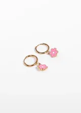 Aros dorados de acero quirúrgico con dije de flor esmaltada color rosa y centro blanco.