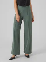 Pantalón wide leg de tiro alto negro, con pinzas y costuras frontales marcadas.