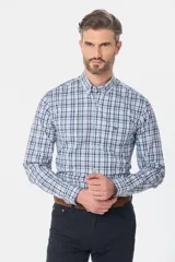 Camisa de manga larga con estampado de cuadros en tonos azules, grises y marrones. Presenta cuello abotonado, bolsillo frontal en el pecho y botones personalizados.