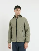 Campera negra con capucha, cierre frontal completo y bolsillos laterales con cierre. Diseño ligero con puños elásticos.