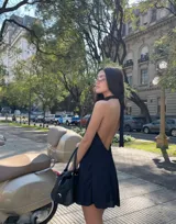 Minivestido negro con espalda descubierta y tiras finas que se atan al cuello.