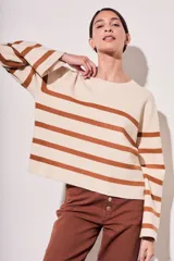 Sweater de punto con diseño a rayas horizontales en color crema y marrón, de corte holgado, cuello redondo y mangas largas acampanadas.