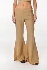 Pantalón oxford color negro, confeccionado en lino italiano, de talle medio con diseño ajustado en la parte superior y silueta acampanada en la parte inferior.