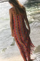 Vestido largo de punto con diseño geométrico multicolor, escote redondo, tirantes anchos y bajo con flecos.