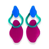Aros colgantes con formas geométricas irregulares en colores azul, verde y fucsia.