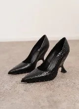 Stiletto de cuero color negro, con diseño clásico de punta fina y taco geométrico trabajado.