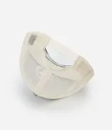 Gorra estilo trucker con panel frontal estructurado en sarga con estampado camuflado y laterales de malla transpirable. Presenta visera curva y ajuste posterior regulable.