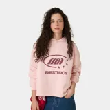 Hoodie de corte oversize color rosado con capucha, manga larga y estampa frontal del logo de la marca en tono marrón.