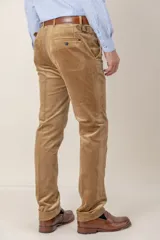 Pantalón de pana de corte recto custom fit, color marrón, con bolsillos laterales y cierre de botón y cremallera.