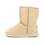 Pantubota de caña alta color beige, con interior forrado en corderito sintético y suela de goma en tono a juego.