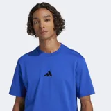 Remera de algodón de corte clásico con cuello redondo acanalado y mangas cortas. Presenta un diseño liso en color azul vibrante con el logo de las 3 Barras de Adidas bordado en el centro del pecho.