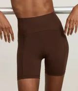 Bermuda deportiva ciclista de microfibra color marrón, con diseño ajustado al cuerpo y tiro alto.