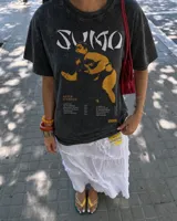 Remera oversize color beige con cuello redondo y diseño gráfico impreso en el frente, que incluye la silueta de un luchador de sumo y tipografía alusiva.