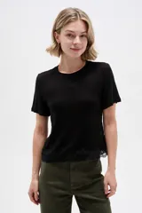 Remera negra de manga corta, con cuello redondo y encaje en la parte trasera.