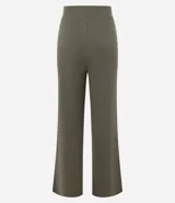 Pantalón de corte recto y tiro alto, confeccionado en tejido de punto texturizado con acabado suave. Presenta cintura fija y diseño de pierna ligeramente ancha.