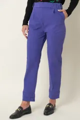 Pantalón recto color marrón claro, de algodón italiano, con bolsillos laterales y traseros.