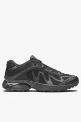 Championes Salomon modelo XT-Whisper, color negro, con diseño técnico de trail running, confeccionados en malla transpirable y refuerzos sintéticos, con sistema de cordones rápidos y suela con relieve para mayor tracción.