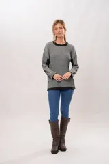 Sweater de punto con cuello redondo y mangas largas. Diseño a rayas verticales en tonos gris y negro.