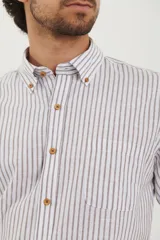 Camisa de manga corta a rayas verticales azules y blancas, con cuello abotonado y cierre frontal con botones marrones.