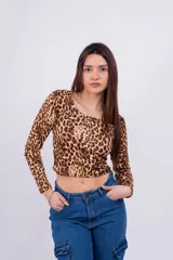 Remera corta color marrón con estampado animal print de leopardo, escote asimétrico y manga larga.