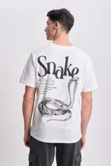 Remera blanca de manga corta con cuello redondo y estampa pequeña en el pecho con el texto Snake Club en color negro.