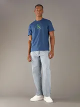 Remera de manga corta Calvin Klein con cuello redondo y corte regular. Presenta el monograma de la marca estampado en el centro del pecho en color verde.