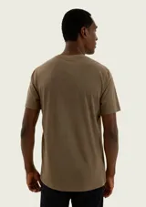 Remera blanca de corte regular y manga corta, con estampa frontal inspirada en un club de pesca en tonos azul y rojo.