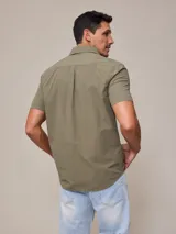 Camisa de manga corta marca Polanco, confeccionada en algodón, con cuello abotonado y bolsillo frontal.