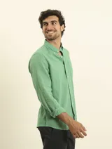 Camisa de manga larga confeccionada en una mezcla de algodón y lino, con cuello abotonado, bolsillo frontal en el pecho y cierre de botones.