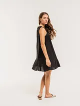 Vestido corto color beige de lino con escote redondo y volado godet en el ruedo.