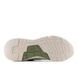 Championes New Balance modelo 997, color verde claro con detalles en beige y blanco. Confeccionados en gamuza y malla, con logo "N" característico en los laterales y entresuela ENCAP.