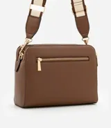 Bolso bandolera de tamaño mediano confeccionado en poliuretano color marrón. Presenta tres compartimentos independientes con cierre de cremallera, herrajes metálicos dorados y una correa de hombro ajustable de cinta tejida bicolor.