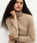 Vestido midi de corte recto y tejido rib, con cuello alto y mangas largas. Presenta un diseño minimalista y ajustado al cuerpo.