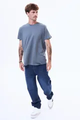 Remera de cuello redondo y manga corta, con diseño básico y calce cómodo.