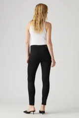 Jean Levi's modelo 721 High Rise Skinny, de tiro alto y corte ajustado en cadera y muslos. Confeccionado en denim negro con tecnología Sculpt Hypersoft para mayor suavidad y soporte.