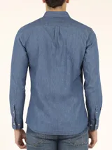 Camisa de manga larga estilo denim, con corte slim fit, cuello buttondown y bolsillo frontal.