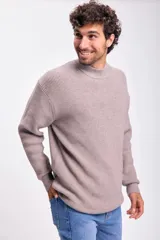 Buzo de tejido de punto color topo, con cuello simulando un cuello tortuga o mock neck, y manga larga. Presenta un tejido acanalado verticalmente.